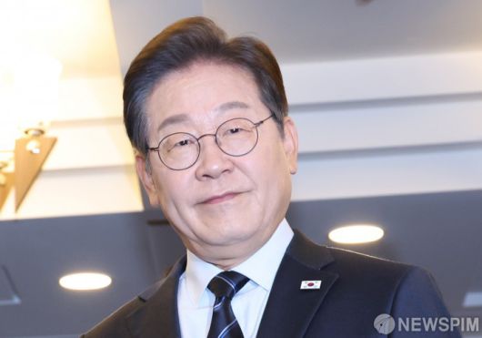 [서울=뉴스핌] 김학선 기자 = 이재명 더불어민주당 대선 후보가 1일 서울 중구 프레스센터에서 열린 한국노총과의 정책협약식을 마치고 나서고 있다. 이날 대법원은 이재명 대선 후보의 공직선거법 위반 사건에 대해 무죄를 선고한 2심 판결을 파기 환송했다. 2025.05.01 yooksa@newspim.com