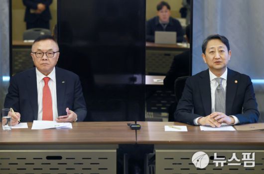[프라하=뉴스핌] 산업부 공동취재단 = 안덕근 산업통상자원부 장관(오른쪽)과 황주호 한국수력원자력 사장이 6일(현지시각) 저녁 체코 체코 프라하에 위치한 힐튼호텔에서 기자간담회를 열고 체코 법원이 프랑스전력공사(EDF)가 제기한 가처분소송을 인용한 것과 관련 정부 입장을 밝히고 있다. 2025.05.07 dream@newspim.com