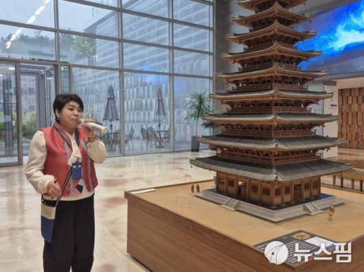 [익산=뉴스핌] 정영희 기자 = 1일 서은숙 익산 문화관광해설사가 국립익산박물관에서 미륵사지 터에 대해 설명하고 있다. 2025.05.07 chulsoofriend@newspim.com