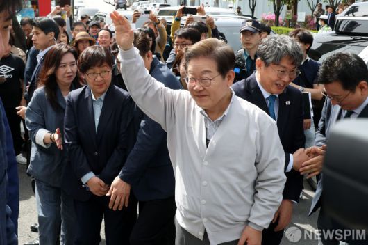 [익산=뉴스핌] 정일구 기자 = 골목골목 경청투어에 나선 이재명 더불어민주당 대선 후보가 7일 오후 전북 익산시 대한노인회 익산시지회에서 열린 노인회 임원과의 간담회에 참석하며 지지자들에게 인사를 하고 있다. 2025.05.07 mironj19@newspim.com