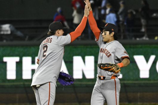 [시카고 로이터=뉴스핌] 이정후(샌프란시스코)가 경기에서 승리한 후 동료인 윌리 아다메스와 하이 파이브 하고 있다. 2025.05.07 photo@newspim.com