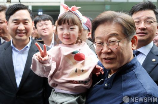 [인제=뉴스핌] 최지환 기자 = 이재명 더불어민주당 대선 후보가 '골목골목 경청투어' 접경지역 방문 이틀째인 2일 오후 강원 인제군 원통시장에서 한 어린이를 안아주고 있다. 2025.05.02 choipix16@newspim.com