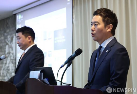 [서울=뉴스핌] 이호형 기자 = 배우 고(故) 김새론 유족 측이 7일 오후 서울 삼성동 스페이스쉐어 삼성역센터에서 배우 김수현과 관련한 두 번째 기자회견을 연 가운데, 김세의 유튜브 가로세로연구소(가세연) 대표가 발언을 하고 있다.   2025.05.07 leemario@newspim.com