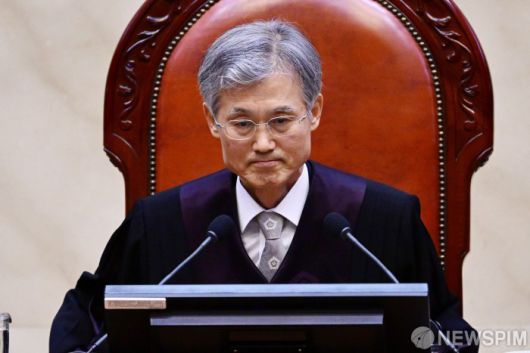 [서울=뉴스핌] 사진공동취재단 = 조희대 대법원장이 1일 오후 서울 서초구 대법원 대법정에서 이재명 더불어민주당 대선 후보의 공직선거법 위반 사건 상고심 선고를 준비하며 입술을 다물고 있다. 2025.05.01 photo@newspim.com