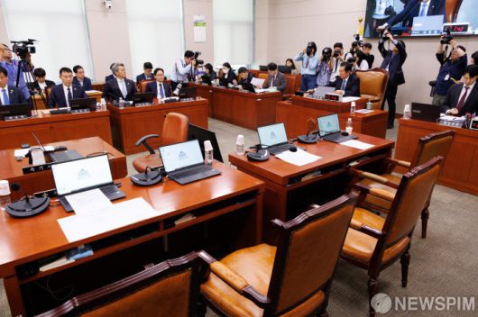 [서울=뉴스핌] 윤창빈 기자 = 정청래 국회 법제사법위원장이 7일 오후 서울 여의도 국회에서 열린 법제사법위원회 전체회의에서 의사봉을 두드리고 있다. 2025.05.07 pangbin@newspim.com