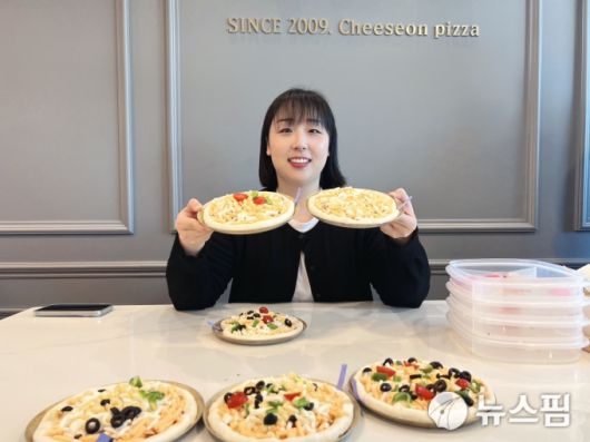 [임실=뉴스핌] 정영희 기자 = 2일 임실치즈마을에서 피자 만들기 체험에 나선 관광객이 포즈를 취하고 있다. 2025.05.07 chulsoofriend@newspim.com