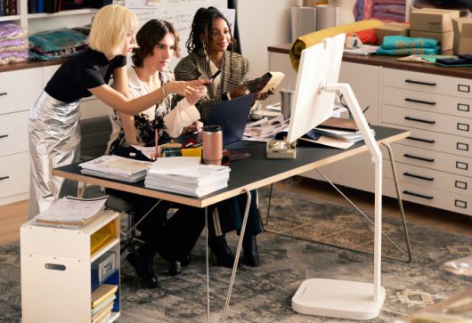 LG전자가 높낮이와 각도를 자유롭게 조절할 수 있는 대화면·고해상도 디스플레이와 편리한 터치 기능을 모두 갖춘 'LG 스마트모니터 스윙'을 선보이며 이동식 스크린 시장의 리더십을 확장한다. LG 스마트모니터 스윙은 여러 명이 모니터를 돌려가며 '터치'로 화면을 제어할 수 있어 회의 때도 유용하다. [사진=LG전자]