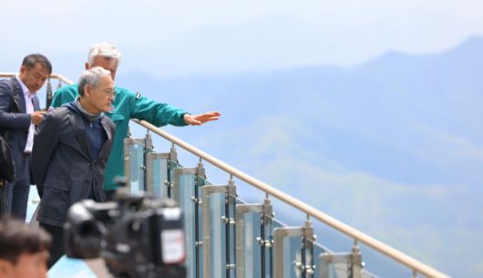 유인촌 문화체육관광부 장관이 7일 2018 평창 동계올림픽 유산인 강원도 정선 가리왕산을 방문해 전망대를 둘러보고 있다. [사진=문화체육관광부]