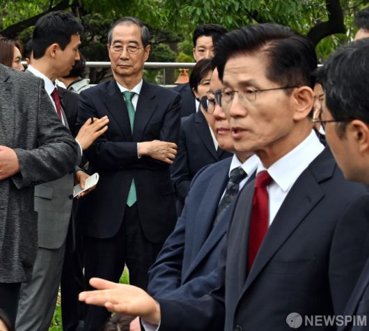 [서울=뉴스핌] 최지환 기자 = 한덕수 무소속 대선 예비후보가 8일 오후 서울 여의도 국회 사랑재에서 열린 김문수 국민의힘 대선후보와 단일화 관련 회동을 마치고 언론 브리핑을 하는 김 후보를 바라보고 있다. 2025.05.08 choipix16@newspim.com