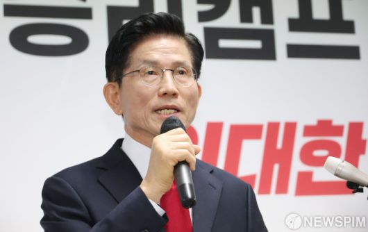 [서울=뉴스핌] 정일구 기자 = 김문수 국민의힘 대선 후보가 8일 오전 서울 여의도 선거캠프에서 후보 단일화 관련 긴급 기자회견을 하고 있다. 2025.05.08 mironj19@newspim.com