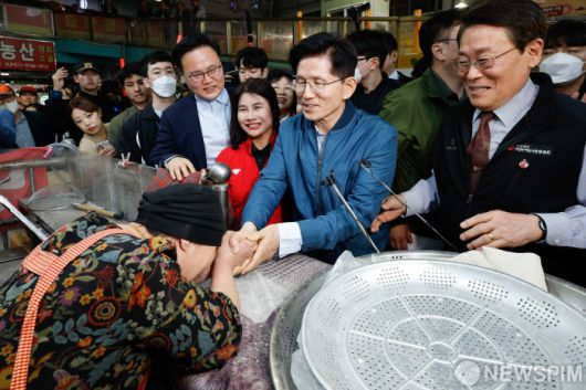 [의정부=뉴스핌] 이형석 기자 = 김문수 국민의힘 대통령 후보가 4일 오후 경기 의정부시 제일시장을 방문해 상인과 악수하고 있다. 2025.05.04 leehs@newspim.com