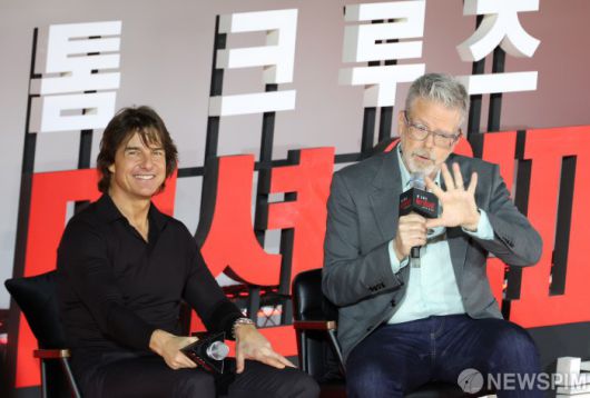 [서울=뉴스핌] 이호형 기자 = 할리우드 톱스타 톰 크루즈와 크리스토퍼 맥쿼리 감독이  8일 오후 서울 송파구 롯데시네마 월드타워에서 열린 영화 '미션 임파서블: 파이널 레코닝' 기자간담회에서 인사말을 하고 있다  2025.05.08 leemario@newspim.com