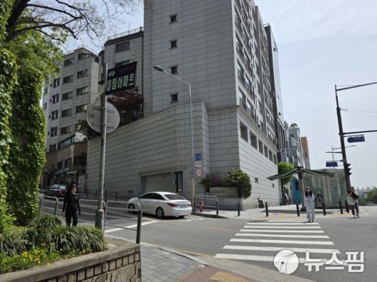 [서울=뉴스핌] 송현도 기자 = 서울 동작구 대방동 대방대림아파트가 재건축 채비에 나섰다. 재건축 준비위는 오는 6월 10일 공군 호텔 3층에서 2차 설명회를 열고, 앞선 1차 설명회 내용을 개선한 재건축 사업 설명 방안을 제시할 계획이다. 사진은 아파트 단지 앞 서울지방병무청역. 2025.05.08 dosong@newspim.com