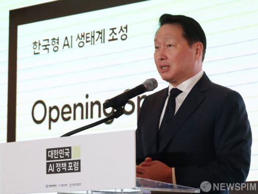 [서울=뉴스핌] 이호형 기자 = 최태원 대한상공회의소 회장(SK그룹 회장)이 9일 오후 서울 중구 롯데호텔 서울에서 열린 '대한민국 인공지능(AI) 정책포럼'에서 개회사를 하고 있다.   2025.05.09 leemario@newspim.com