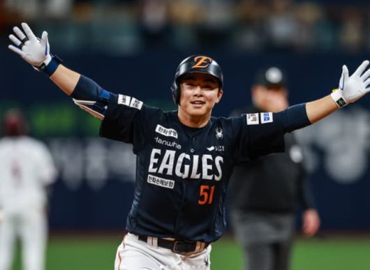 [고척=뉴스핌] 한화의 문현빈이 9회초 4-4 상황에서 1점 홈런을 쏘아 올리며 세리머니 하고 있다. [사진=한화] 2025.05.10 wcn05002@newspim.com