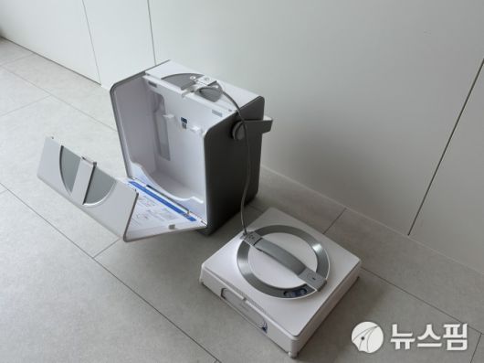 [서울=뉴스핌] 김정인 기자 =  에코백스 '윈봇 W2 옴니'의 스테이션과 본체. 2025.05.09 kji01@newspim.com