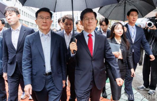 [서울=뉴스핌] 윤창빈 기자 = 김문수 국민의힘 대선 후보가 10일 오전 서울 여의도 선거사무소에서 긴급 기자회견을 마치고 국민의힘 당사로 향하고 있다. 2025.05.10 pangbin@newspim.com