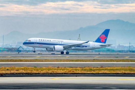 [광저우 신화사 = 뉴스핌 특약] 2025년 1월 14일, 중국 남방항공 소속 C919 국산 대형 항공기가 광저우(廣州) 바이윈(白雲) 국제공항에서 이륙했다.