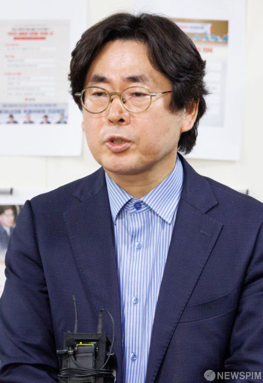 [서울=뉴스핌] 윤창빈 기자 = 한덕수 대선 예비후보 측 윤기찬 정책 대변인이 10일 오후 서울 여의도 국회에서 김문수 후보 측과의 협상이 결렬된 후 입장을 밝히고 있다. 2025.05.10 pangbin@newspim.com