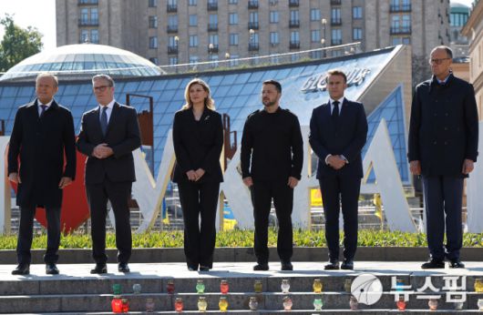 [키이우 로이터=뉴스핌] 장일현 특파원 = 도날트 투스크 폴란드 총리와 키어 스타머 영국 총리, 올라나 젤렌스카 우크라이나 영부인, 볼로디미르 젤렌스키 우크라이나 대통령, 에마뉘엘 마크롱 프랑스 대통령, 프리드리히 메르츠 독일 총리가 10일(현지시간) 우크라이나 수도 키이우 독립광장(마이단)에서 함께 사진을 찍고 있다. 2025.05.10. ihjang67@newspim.com