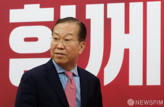 [서울=뉴스핌] 윤창빈 기자 = 권영세 국민의힘 비상대책위원장이 10일 오전 서울 여의도 국회에서 후보 재선출 관련 기자회견을 위해 들어서고 있다. 2025.05.10 pangbin@newspim.com