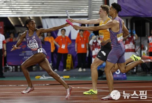 [광저우 로이터 =뉴스핌] 박상욱 기자 = 미국 육상 대표팀이 10일 중국 광저우에서 열린 2025 세계육상릴레이선수권 4x400m 혼성 계주에서 바통을 주고받고 있다. 2025.5.10 psoq1337@newspim.com