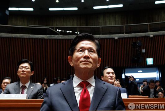 [서울=뉴스핌] 윤창빈 기자 = 김문수 국민의힘 대선 후보가 9일 오전 서울 여의도 국회에서 열린 의원총회에서 권성동 원내대표의 모두발언을 듣고 있다. 2025.05.09 pangbin@newspim.com