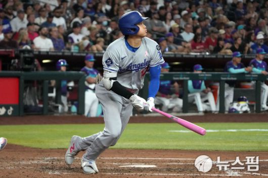 [피닉스 로이터=뉴스핌] 장환수 스포츠전문기자= LA 다저스 오타니 쇼헤이가 12일 애리조나 방문경기에서 6회초 1타점 적시타를 날리고 있다. 2025.05.12 zangpabo@newspim.com