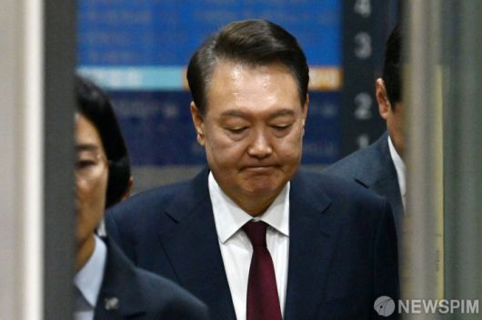 [서울=뉴스핌] 사진공동취재단 = 윤석열 전 대통령이 12일 서울 서초구 중앙지방법원에서 열린 내란 우두머리 혐의, 직권남용 권리행사방해 혐의 사건 3차 공판을 마치고 나오고 있다. 2025.05.12 photo@newspim.com