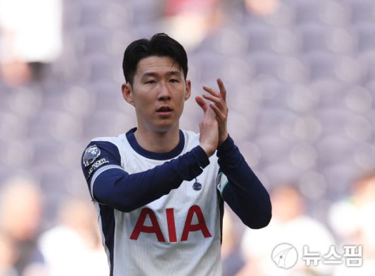 [런던 로이터=뉴스핌] 장환수 스포츠전문기자= 손흥민이 12일 크리스탈 팰리스와 리그 홈경기에서 공식전 8경기 만에 그라운드로 돌아왔다. 후반 교체 출전한 손흥민은 팀의 0-2 패배가 확정되자 상대에게 박수를 보내면서도 실망감을 감추지 못했다. 2025.05.12 zangpabo@newspim.com