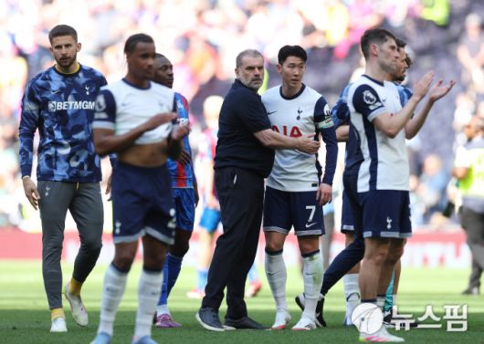 [런던 로이터=뉴스핌] 장환수 스포츠전문기자= 12일 8경기만의 복귀전에서 크리스탈 팰리스에 0-2로 패하자 낙담하는 손흥민을 안지 포스테코글루 감독이 끌어안으며 위로하고 있다. 2025.05.12 zangpabo@newspim.com