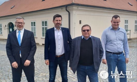 [프라하=뉴스핌] 최영수 선임기자 = 비떼즈슬라프 요나슈 트르제비치 상공회의소 회장(왼쪽 세번째)와 두코바니 지역주민 대표들이 6일 오후(현지시각) 원전 건설에 대한 지역주민들의 입장을 설명하고 있다. 2025.05.06 dream@newspim.com