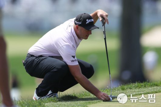 [필라델피아 로이터=뉴스핌] 장환수 스포츠전문기자= 제프 슈트라카가 12일 트루이스트 챔피언십 최종 4라운드 1번 홀에서 퍼팅 라인에 맞춰 공을 놓고 있다. 2025.05.12 zangpabo@newspim.com