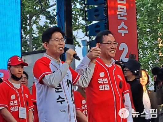 [대구=김용락 기자] 김문수 후보가 주호영 국회부의장을 치켜세우고 있다.2025.05.12 yrk525@newspim.com