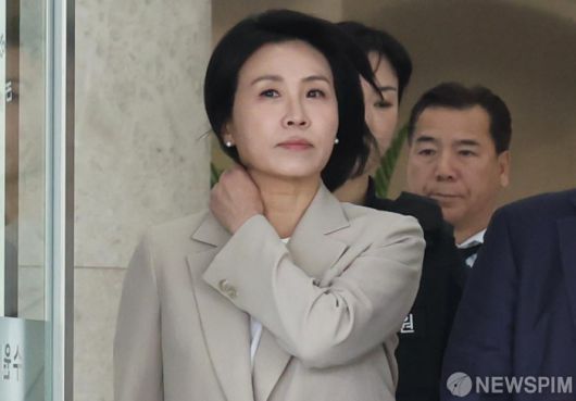 [수원=뉴스핌] 양윤모 기자 =공직선거법 위반(기부행위) 혐의로 기소된 이재명 더불어민주당 대통령후보의  배우자 김혜경 씨가 12일 오후 경기도 수원시 영통구 수원고등법원 형사3부(김종기 고법판사)에서 열린 2심 선고공판을 마치고 법원를 나오고 있다. 김씨는 2심에서도 벌금 150만원을 선고받았다. 2025.05.12 yym58@newspim.com