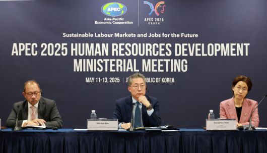 김민석 고용노동부 장관 직무대행(가운데), 에두아르도 페드로사 APEC 사무국장(왼쪽), 윤성미 APEC SOM 의장(오른쪽)이 12일 제주 국제컨벤션센터에서 APEC 고용노동장관회의를 마치고 기자간담회를 하고 있다. [사진=고용노동부] 2025.05.12 sheep@newspim.com