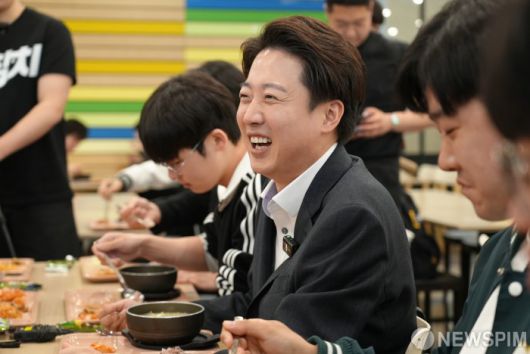 [서울=뉴스핌] 이준석 개혁신당 대통령 후보가 9일 오전 서울 종로구 성균관대학교에서 학생들과 오찬을 하며 대화를 나누고 있다. [사진=이준석 캠프] 2025.05.09 photo@newspim.com