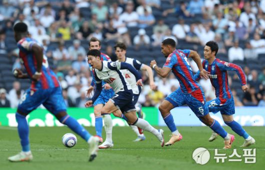 [런던 로이터=뉴스핌] 장환수 스포츠전문기자= 손흥민이 12일 크리스탈 팰리스와 리그 홈경기에서 상대 수비수 4명을 제치는 빠른 드리블을 하고 있다. 2025.05.12 zangpabo@newspim.com