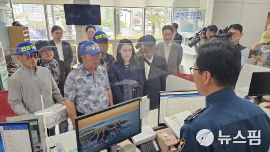 [무안=뉴스핌] 조은정 기자 = 13일 12·29제주항공참사 유가족과 광주지방변호사회 제주항공참사 법률지원단이 전남지방경찰청에 형사고소장을 제출하고 있다. 2025.04.15 ej7648@newspim.com