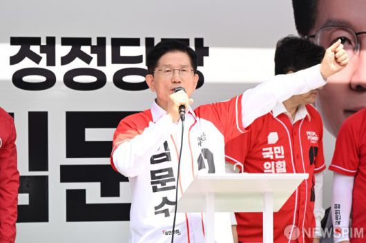 [울산=뉴스핌] 최지환 기자 = 김문수 국민의힘 대선후보가 13일 오후 울산 남구 신정시장에서 유세 연설을 하고 있다. 2025.05.13 choipix16@newspim.com