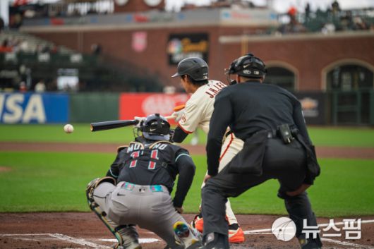 [샌프란시스코 로이터=뉴스핌] 이정후(샌프란시스코)가 13일 애리조나와의 경기에서 1회 기습 번트를 시도하고 있다. 2025.05.13 wcn05002@newspim.com