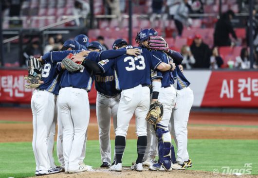 [서울=뉴스핌] NC 야수들이 7일 kt와의 경기에서 승리 후 세리머니 하고 있다. [사진 = NC]  2025.05.07 photo@newspim.com