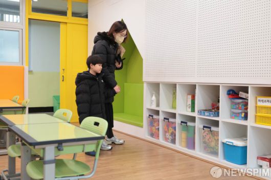 [서울=뉴스핌] 이길동 기자 = 2025학년도 초등학교 예비소집일인 6일 오후 서울 서초구 원명초등학교에서 예비 신입생과 학부모가 교실을 둘러보고 있다.2025.01.06 gdlee@newspim.com