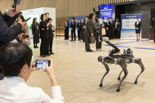 지난 3월 삼성전자 제56기 정기 주주총회장 로봇존에서 시연되는 레인보우로보틱스 로봇 [사진=삼성전자]