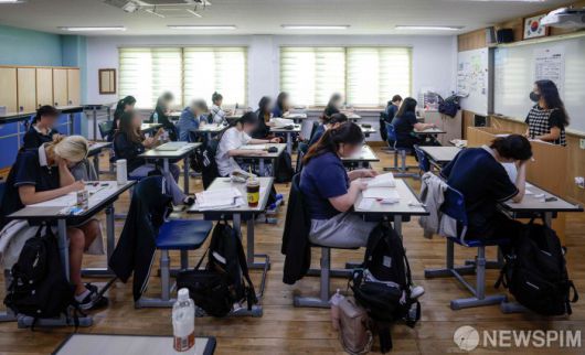 [서울=뉴스핌] 사진공동취재단 = 4일 서울 영등포구 여의도여고에서 열린 '2025학년도 대학수학능력시험 9월 모의평가'에 앞서 수험생들이 시험준비를 하고 있다. 2024.09.04 photo@newspim.com