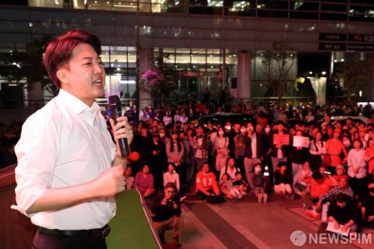 [서울=뉴스핌] 이길동 기자 =이준석 개혁신당 대선후보가 12일 오후 서울 중구 청계광장에서 열린 출정식에서 시민들에게 지지를 호소하고 있다. 2025.05.12. 2025.05.12 gdlee@newspim.com