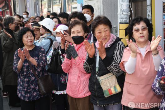 [진주=뉴스핌] 최지환 기자 = 김문수 국민의힘 대선후보의 선거유세가 열린 14일 오전 경남 진주시 진주대로 광미사거리에서 시민들이 후보자의 연설을 듣고 있다. 2025.05.14 choipix16@newspim.com