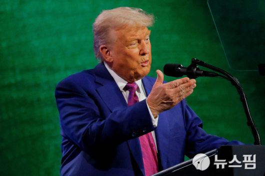 도널드 트럼프 미국 대통령이 13일(현지시간) 사우디아라비아 수도 리야드에서 열린 사우디-미국 투자 포럼에 참석했다.[사진=로이터 뉴스핌] 2025.05.14 mj72284@newspim.com