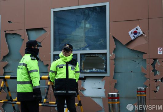 지난 1월 19일 오전 서울 마포구 서울서부지방법원 청사 유리창과 벽면이 파손되어 있다. 이날 윤석열 대통령 구속영장이 발부되자 윤 대통령 지지자들이 서울서부지법에 난입해 유리창을 깨고 집기를 훼손하는 등 난동을 부려 경찰이 강제진압에 나섰다. [사진=뉴스핌 DB]