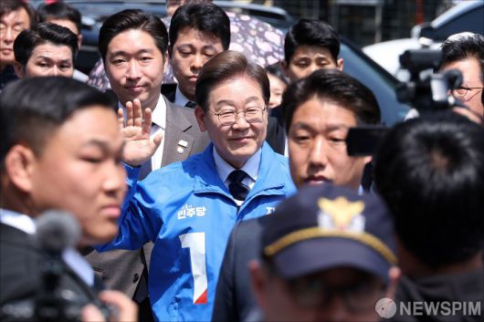 [구미=뉴스핌] 정일구 기자 = 이재명 더불어민주당 대선 후보가 13일 오전 경북 구미역 광장에서 열린 구미시 유세에 참석하고 있다. 2025.05.13 mironj19@newspim.com